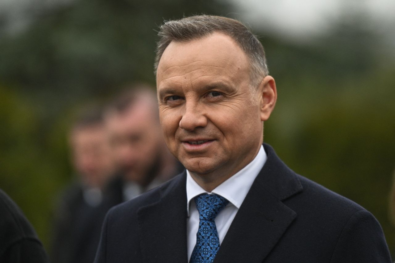 Andrzej Duda czuł się izolowany przez Antoniego Macierewicza od armii