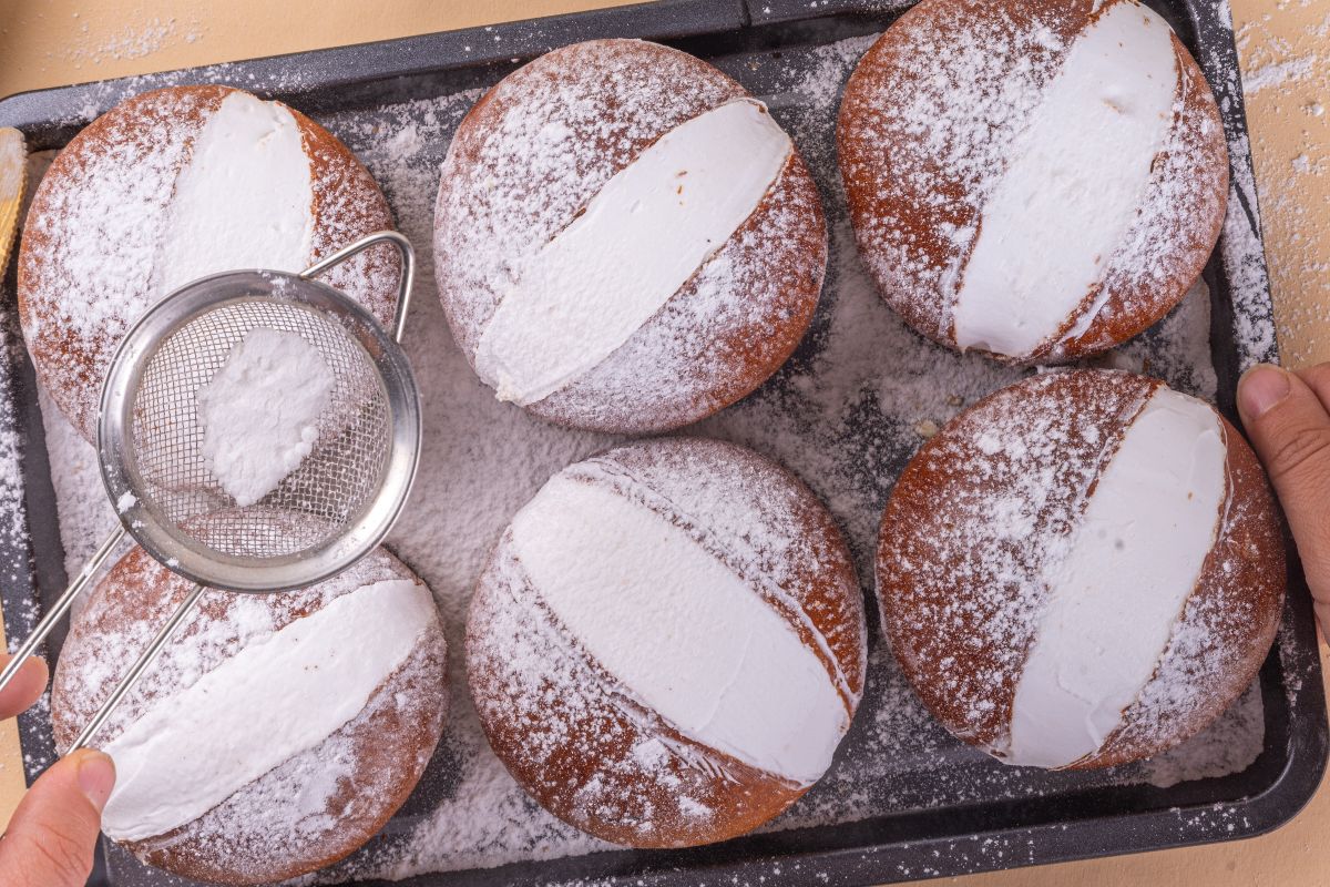 Pojawiły się w polskich cukierniach przed tłustym czwartkiem. Daleko im do rzymskiego klasyka