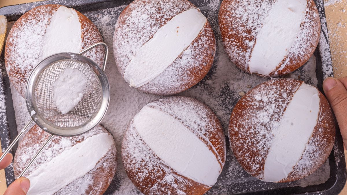 Włoskie maritozzi najczęściej nadziewane są bitą śmietaną