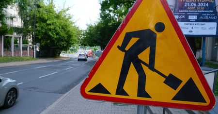 Zamknęli chodnik, piesi skierowani na obejście po jezdni. Kierowcy na razie nie zaparkują w tym miejscu