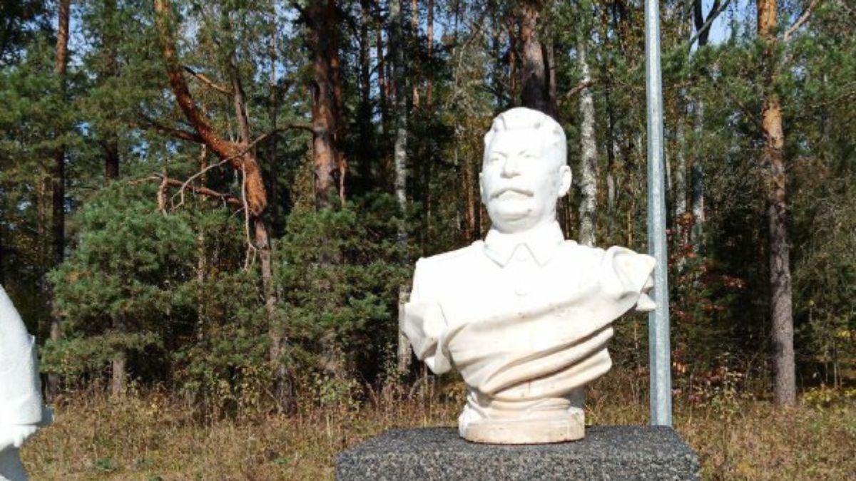 Tak wygląda pomnik Józefa Stalina, który stanął na cmentarzu w Miednoje