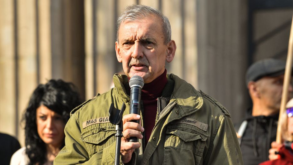 Warszawa, 15.10.2022. Prezes Związku Nauczycielstwa Polskiego Sławomir Broniarz (C) podczas prostestu Związku Nauczycielstwa Polskiego przed siedzibą Ministerstwa Edukacji i Nauki w Warszawie, 15 bm. (ad) PAP/Radek Pietruszka