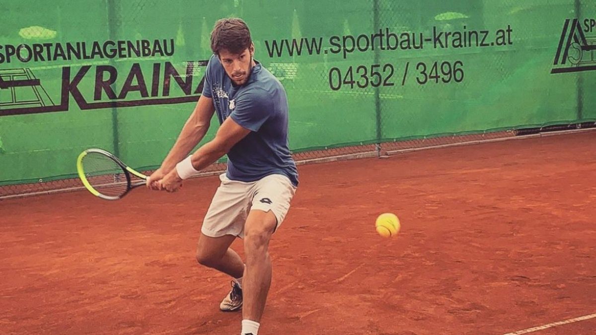 Gianluigi Quinzi na korcie ziemnym