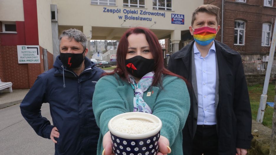 Przedstawiciele Strajku Kobiet protestujący podczas wizyty premiera Mateusza Morawieckiego w szpitalu zakaźnym w Boleslawcu.