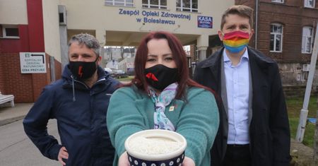 Bolesławiec. Przywitali Morawieckiego miską ryżu. Aktywiści usłyszeli zarzuty