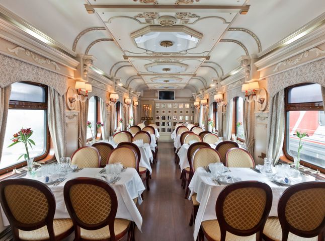 Wnętrze wagonu restauracyjnego jednego z luksusowych pociągów trannsyberyjskich