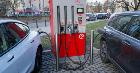 Coraz więcej aut elektrycznych w Polsce. Raport: wtedy dogonimy unijną średnią