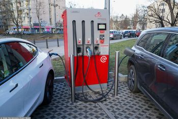 Coraz więcej aut elektrycznych w Polsce. Raport: wtedy dogonimy unijną średnią