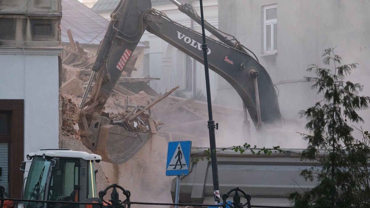 Porządkowanie terenu po wyburzonej kamienicy przy ul. Bernardyńskiej