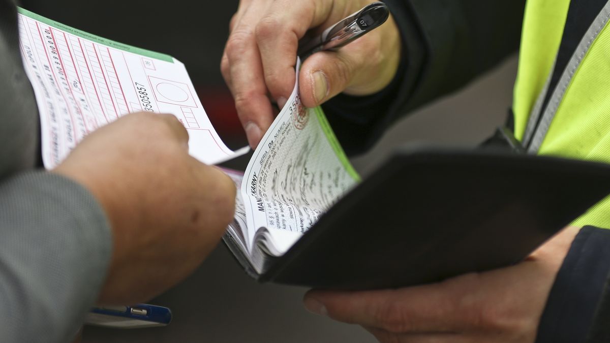 Kierowcy oprócz mandatu za wykroczenia drogowe otrzymują punkty karne.