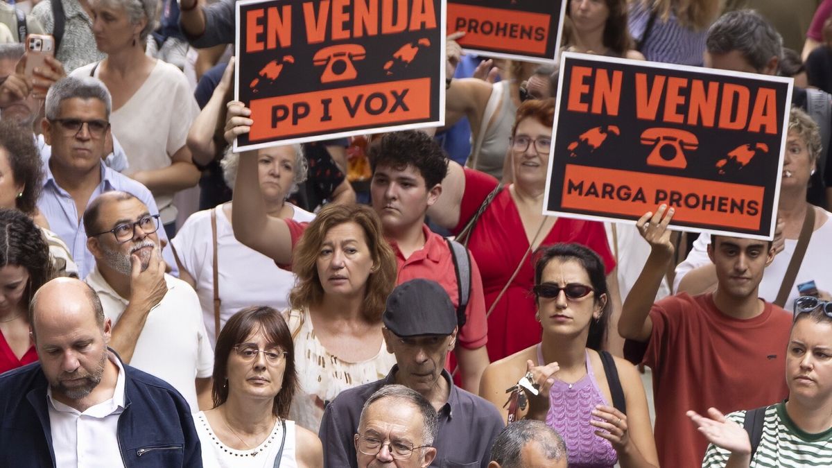 Spanish Lower Chamber's Speaker, Francina Armengol (C), of the ruling Socialist Party, attends a rally to consider housing as a fundamental right in downtown of the city of Palma de Mallorca, Balearic Islands, eastern Spain, 03 October 2026. Some 3,000 housing protesters attended the rally a day after housing decrees introduced by the Spanish government to tackle the country's housing affordability crisis failed to pass in the Lower Chamber of Parliament. The nationwide protests against the ongoing housing crisis were sparked by the eviction of an 87-year-old woman from her rental home after 70 years on 23 September 2026. EPA/CATI CLADERA Dostawca: PAP/EPA.