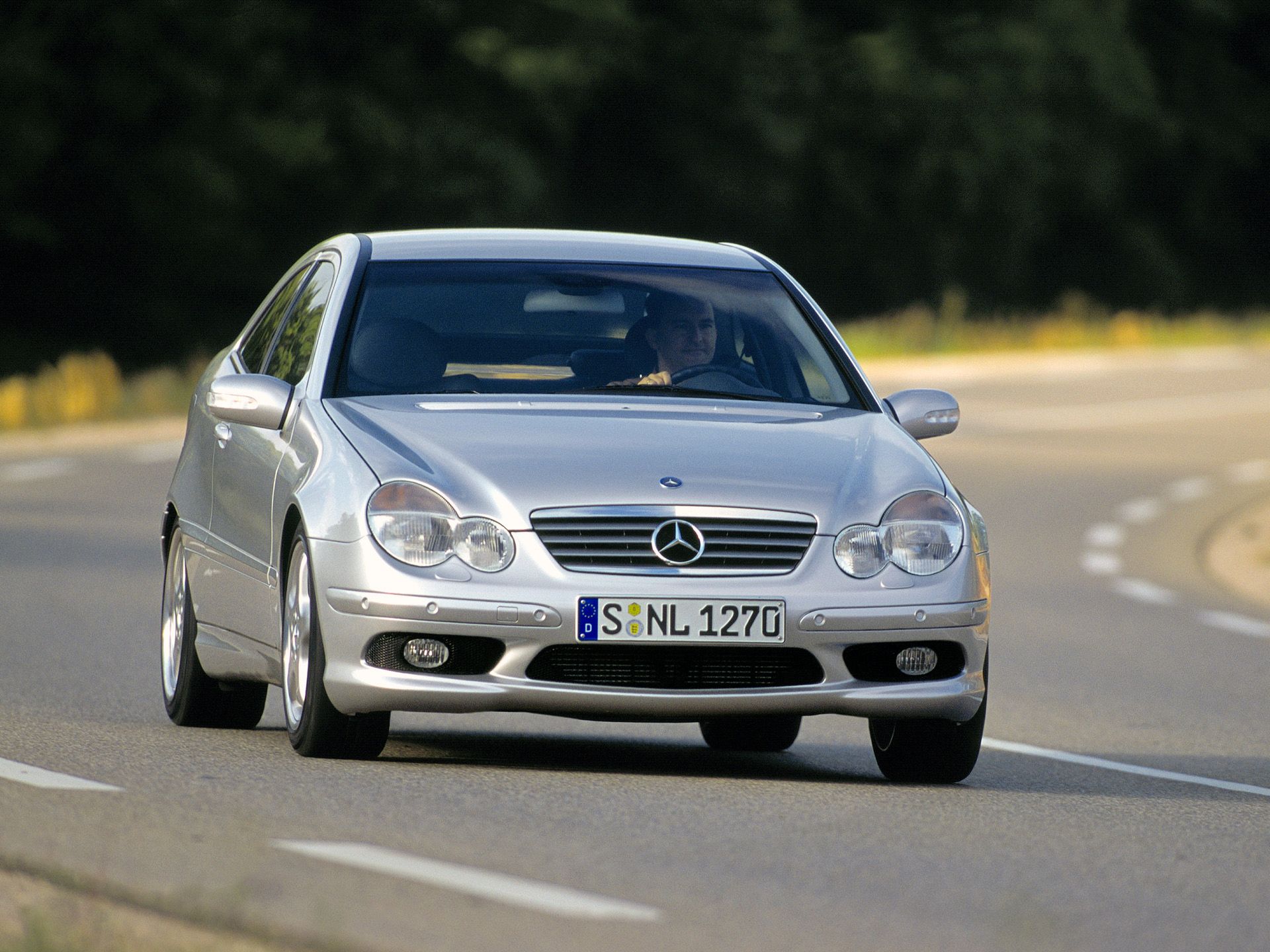 Najłatwiej z automatem kupić mercedesa. Model C Sportcoupe jest ciekawą opcją dla osób szukających kompaktu.