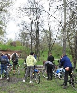Fort Bema i Wola wokół cmentarzy rowerowo