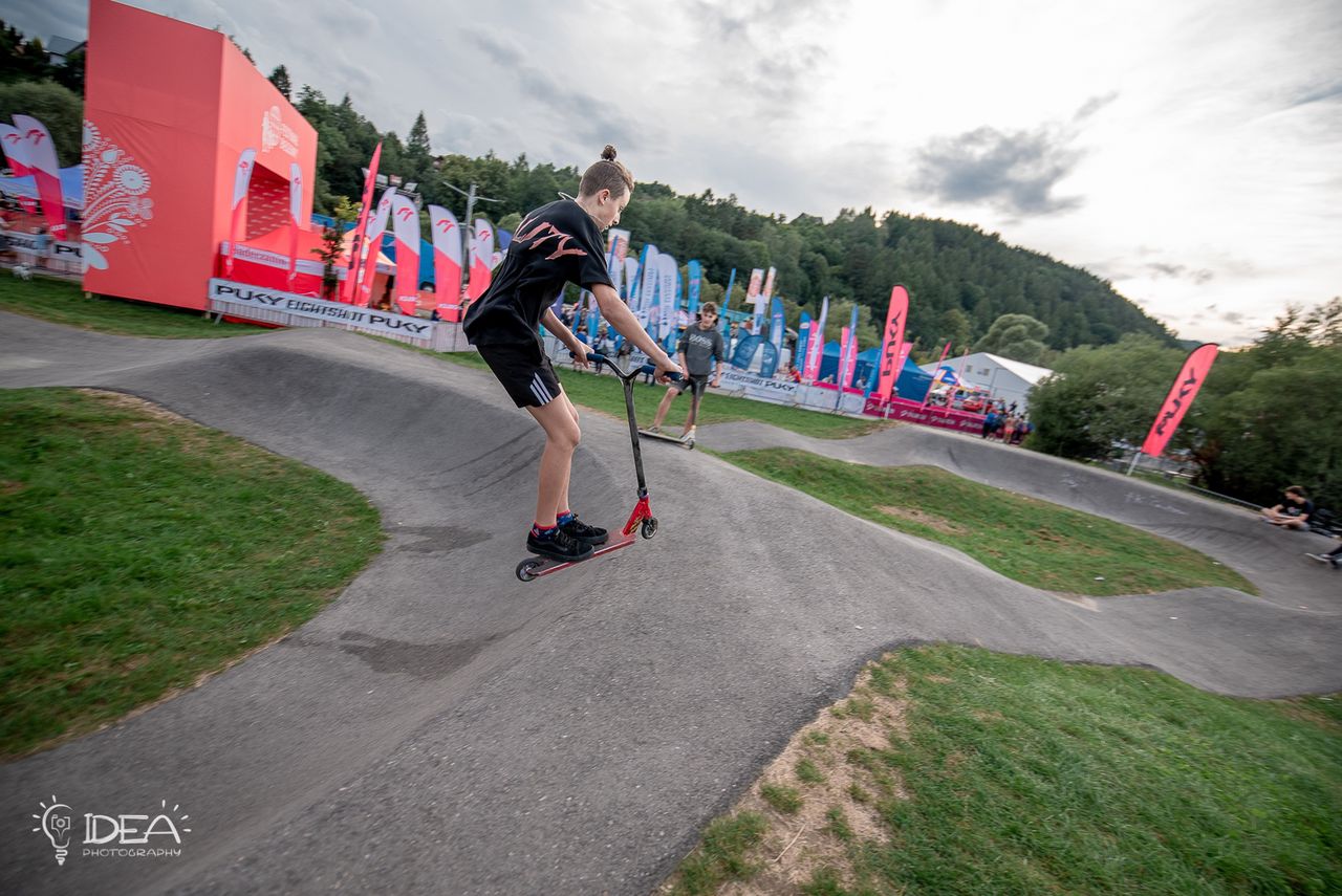 Strefa rowerowa na festiwalu biegowym.