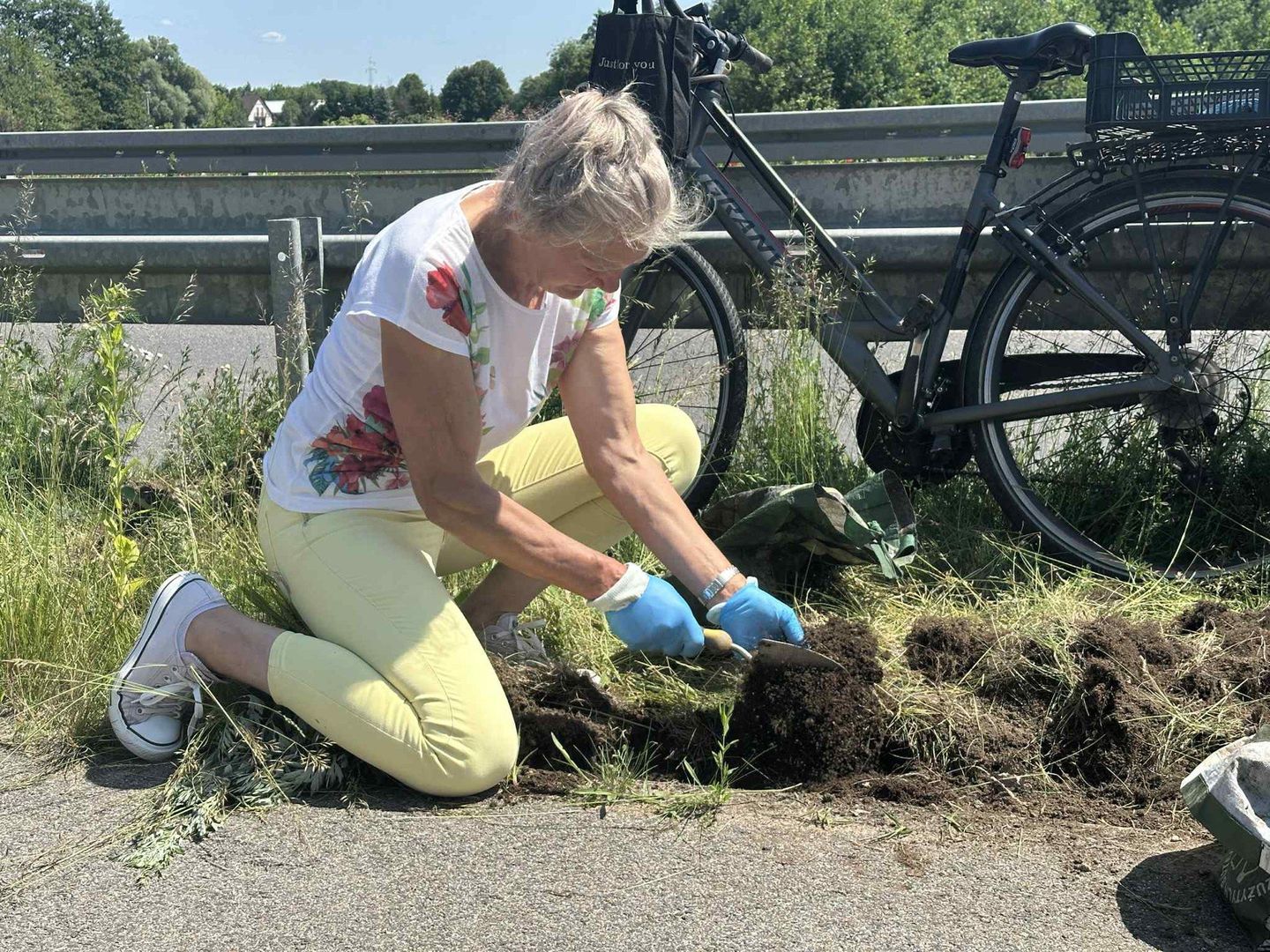 Alicja Klucznik już drugi sezon dba o łąkę kwietną przy Trasie Wschodniej w Suwałkach