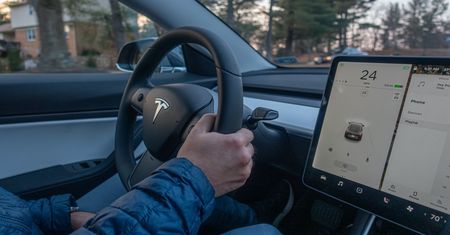 Aktualizacja Tesli zamienia samochód w… megafon