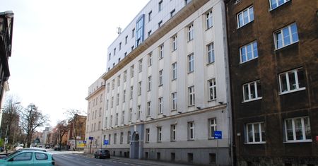 Studentki miały nie nosić dekoltów i biżuterii. Oświadczenie uczelni