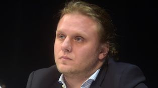 Tak wygląda grobowiec Piotra Woźniaka-Staraka. Mauzoleum z jasnego kamienia wyróżnia się na tle cmentarza (FOTO)