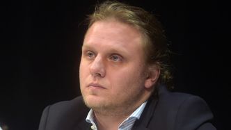 Tak wygląda grobowiec Piotra Woźniaka-Staraka. Mauzoleum z jasnego kamienia wyróżnia się na tle cmentarza (FOTO)