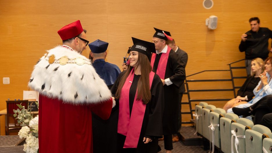 Jako pierwsi rok akademicki 2025/2025 zainaugurowali studenci pielęgniarstwa. Uroczystość rozpoczęła się od przemówień dra n. med. Pawła Rajewskiego, JM Rektora, prof. WSNoZ, MBA oraz ks. dra hab. Grzegorza Chojnackiego, prorektora ds. Nauki i Spraw Studenckich. Po immatrykulacji (przyjęcia w poczet studentów uczelni) wykład inauguracyjny wygłosiła mgr Katarzyna Wiśniewska, Prodziekan Kierunku Pielęgniarstwo.