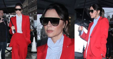 Uczepiona gigantycznego parasola Victoria Beckham zamienia nowojorskie ulice w paryski wybieg
