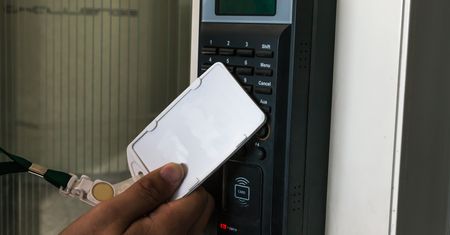 Google po wymianie wadliwych zamków w biurach w Kalifornii. Dostęp był możliwy bez kart RFID
