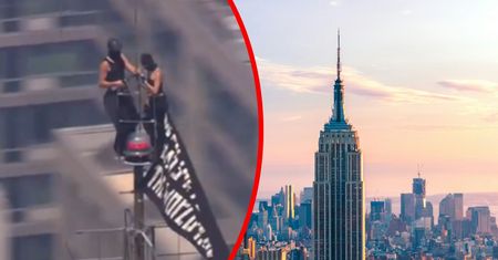 To ikoniczny budynek USA. Dwie osoby na szczycie Empire State Building