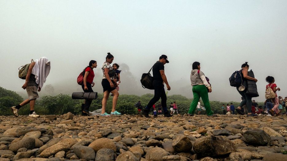 Migranci pokonują przesmyk Darien w drodze z Ameryki Południowej do Stanów Zjednoczonych 