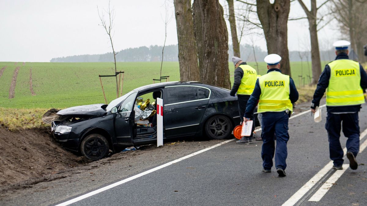 Wypadek ko?o ?wiebodzina. A? 9 os�b jecha?o w aucie
Fot. NewsLubuski/East News, Chociule, 13.12.2024. Wypadek drogowy na drodze wojewodzkiej nr 276 kolo Swiebodzina. Samochod osobowy marki Volkswagen Passat uderzyl w drzewo. W aucie bylo 9 osob - 3 dorosle i 6 dzieci. Wszyscy zostali poszkodowani i trafili do szpitali, z czego 2 osoby smiglowcami LPR. Pojazd byl przeladowany osobami, ale tez bagazami. Trasa jest zablokowana.
NewsLubuski
