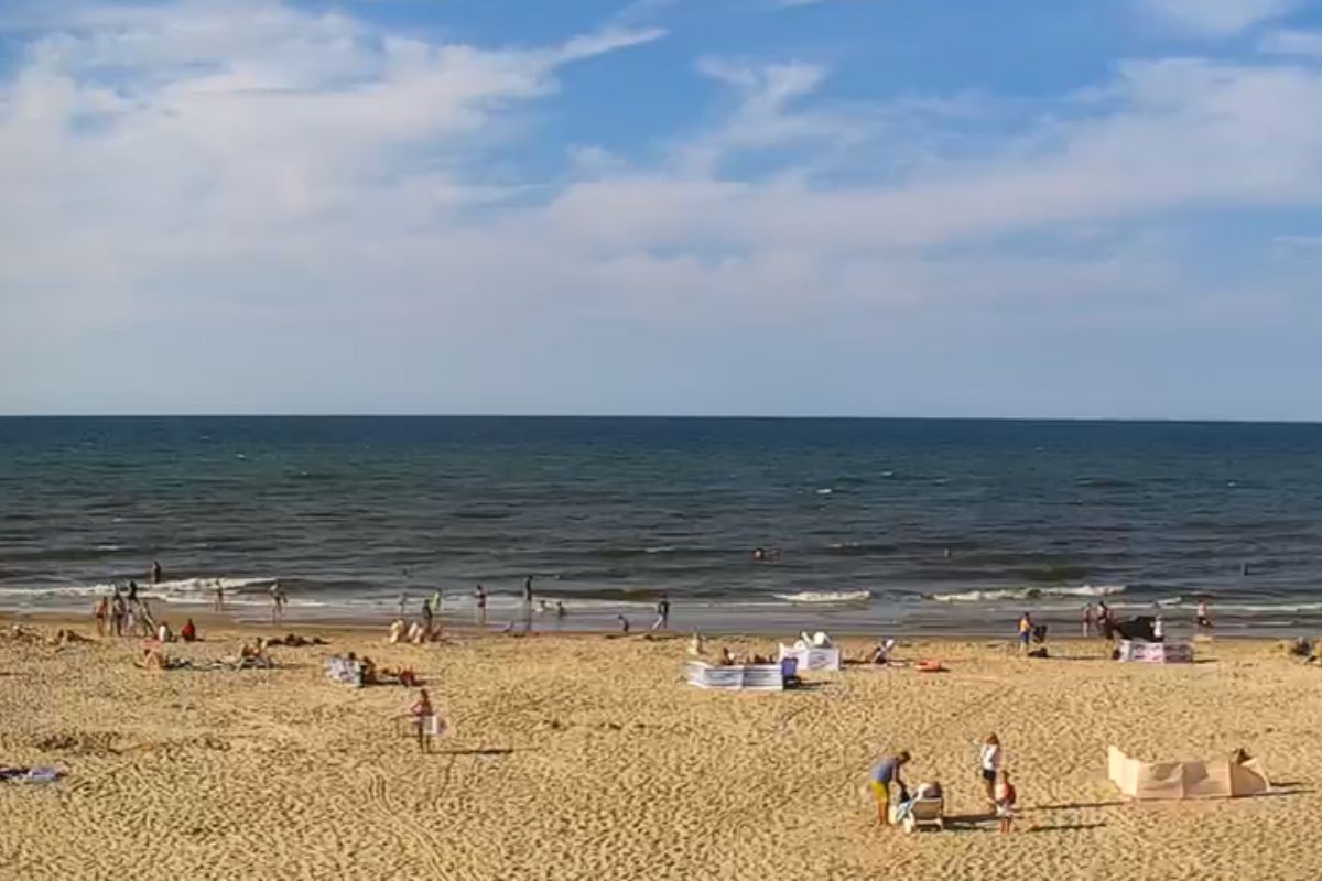 Środek lata, a plaża w Jastrzębiej Górze świeci pustkami