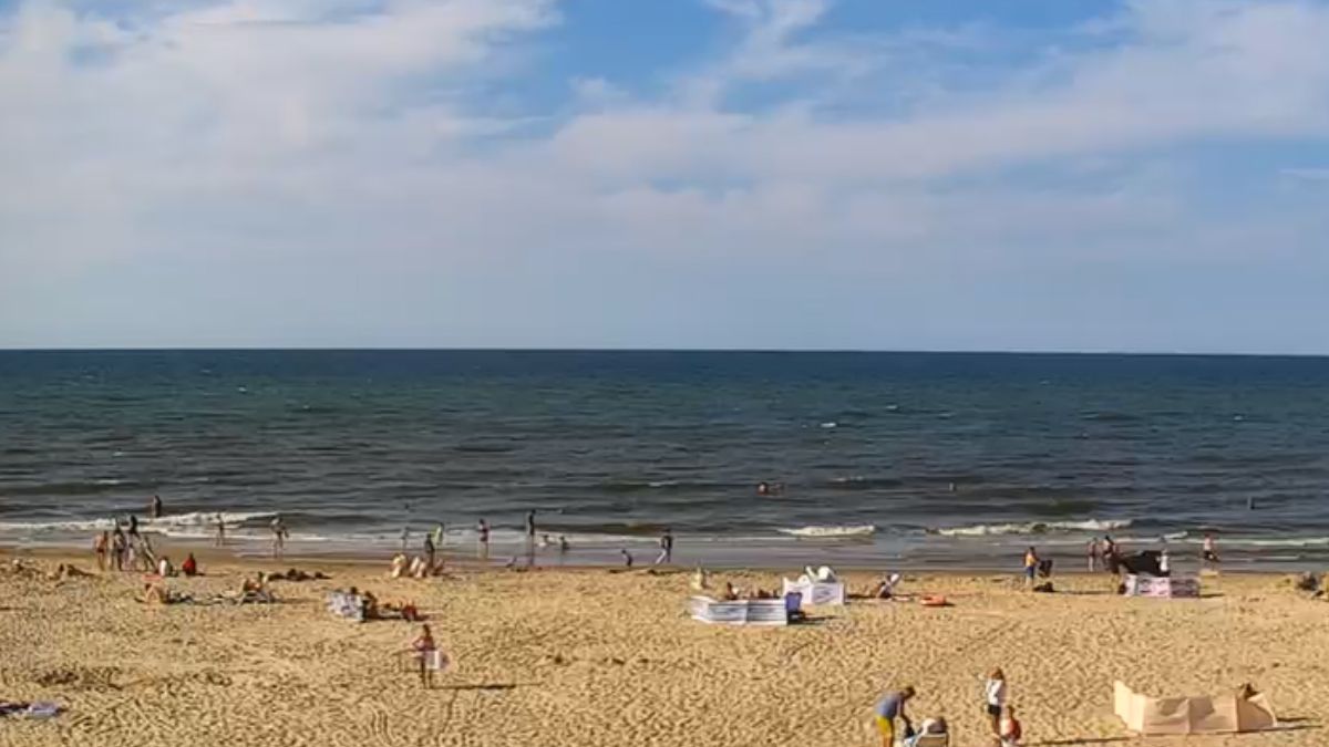 Pustki na plaży w Jastrzębiej Górze