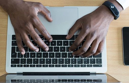 Copywriterzy zagrożeni ze strony sztucznej inteligencji? Mniej ofert pracy