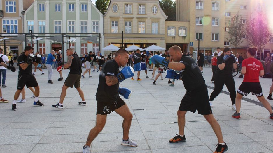 Pięściarski trening na Starym Rynku w Słupsku.