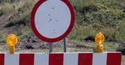 Mogilany: Zablokowana droga powiatowa pod Krakowem. Przewrócił się słup teletechniczny, leży na jezdni