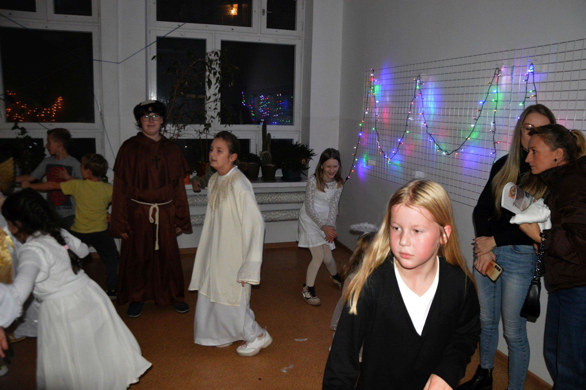 Dzieci świetnie bawiły się podczas czwartkowego &#34;Balu Wszystkich Świętych&#34; w Suchedniowie.