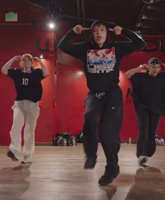 Shiloh Jolie danced hip-hop to the song "APT"