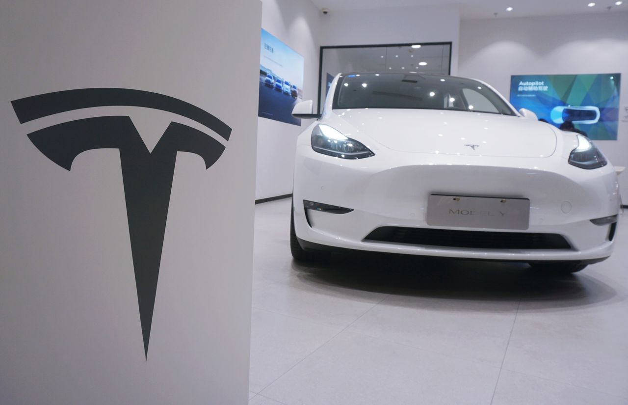 Tesla otrzymuje ostatnio cios za ciosem