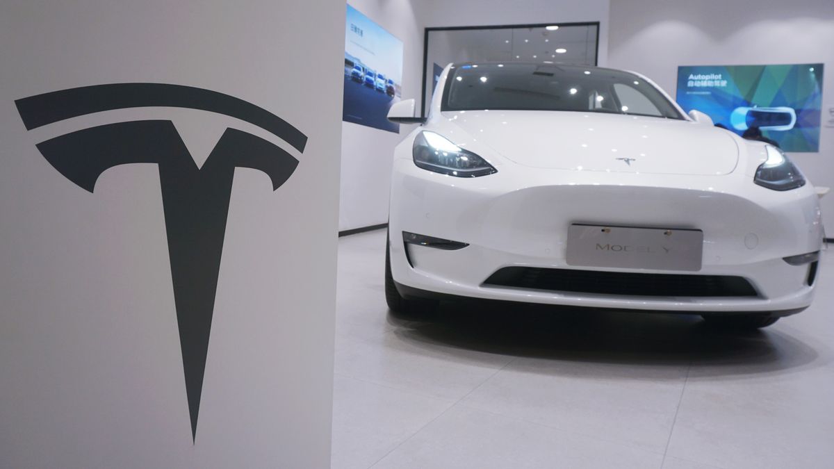 HANGZHOU, CHINA - NOVEMBER 27, 2022 - An electric car is seen at a Teslamen store in Hangzhou city, Zhejiang province, China, Nov 27, 2022. Tesla Inc has recalled 80,561 imported Model S and Model X electric cars and some imported and domestically produced Model 3 electric cars, the State Administration for Market Regulation announced. (Photo credit should read CFOTO/Future Publishing via Getty Images)