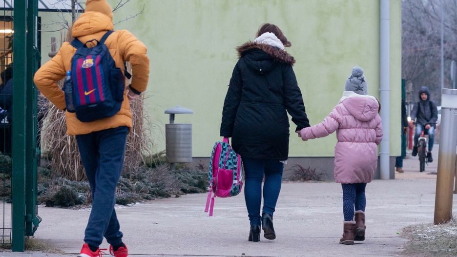 Mama odprowadza dziecko do szkoły