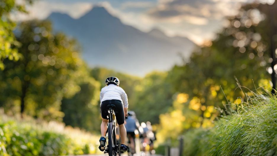 rowerzysta, droga, rower, ulica, jazda, transport, miejski, ruch, zdrowie, bikers, kolarstwo, przejażdżka, wycieczka, miasto, spacer, podróż, sport, rowery, ekologiczny, kolarze, osoby, lato, góry, trasa, rowerowa