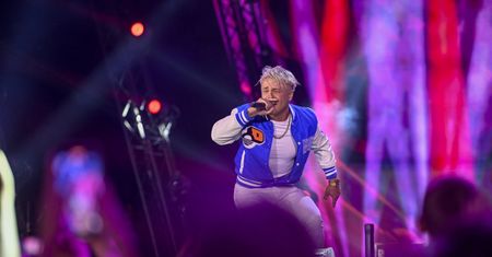 Młody gwiazdor zaśpiewał na sylwestrze. Kazali mu... zmienić słowa