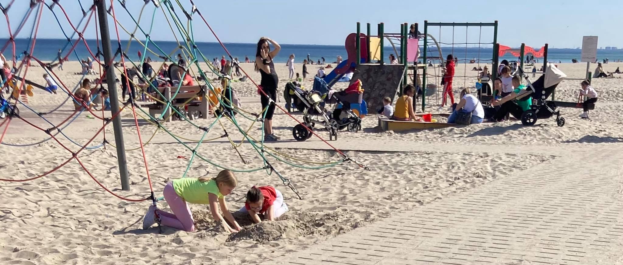 Tłumy na plaży i placu zabaw w Gdyni