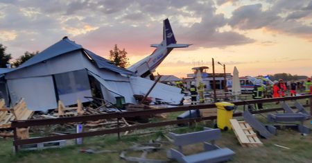 Samolot spadł na hangar na lotnisku w Chrcynnie. Są ofiary