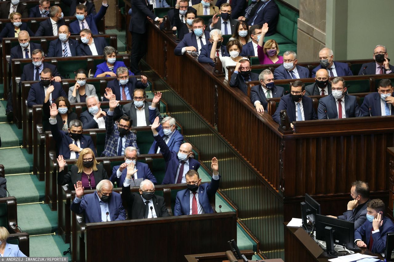 Najdroższy rząd w historii? Posłowie lgną do ministerstw. Kuszą ich wpływy i pieniądze