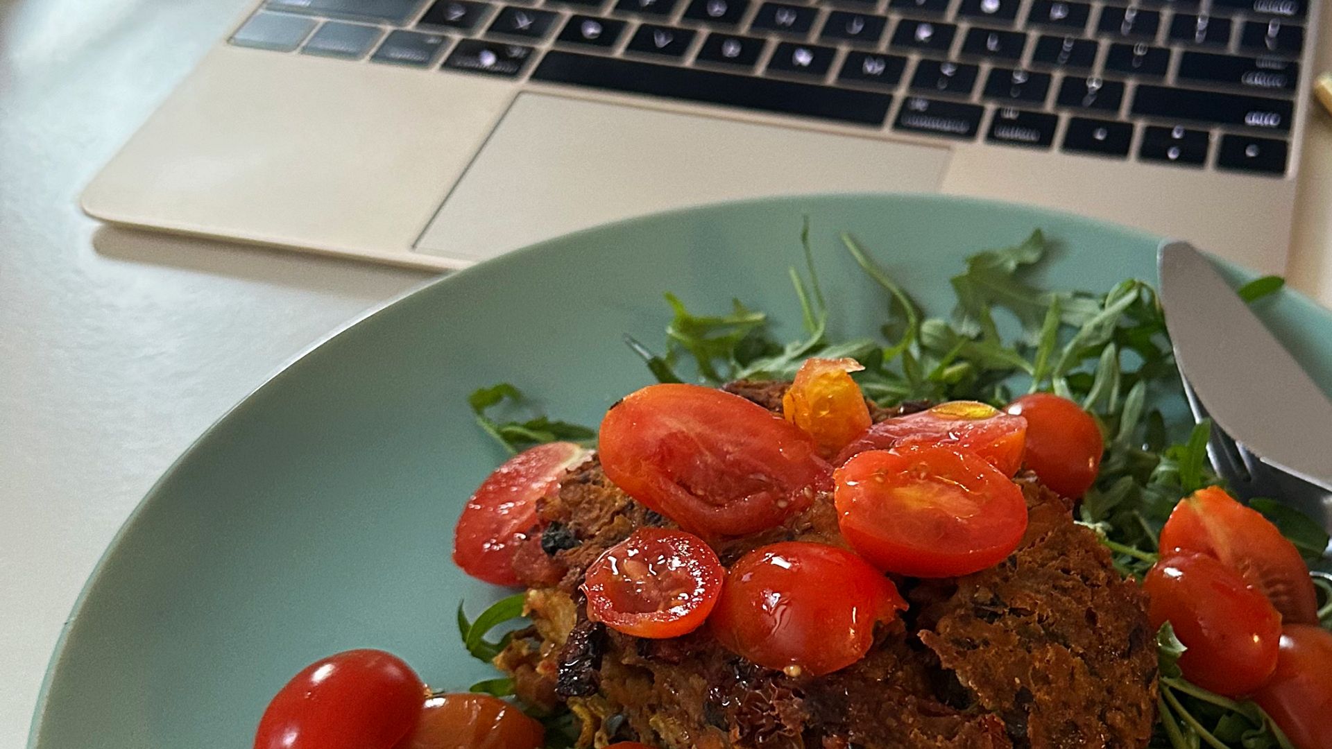 Przy pracy zdalnej granica między czasem na jedzenie a czasem na obowiązki często się zaciera.
