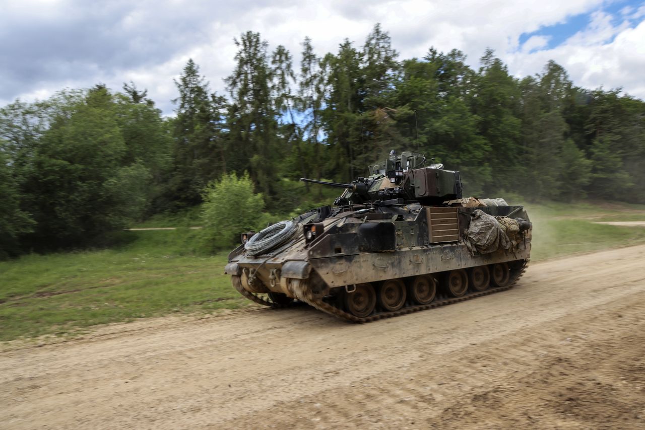 M2 Bradley należący do US Army na ćwiczeniach.