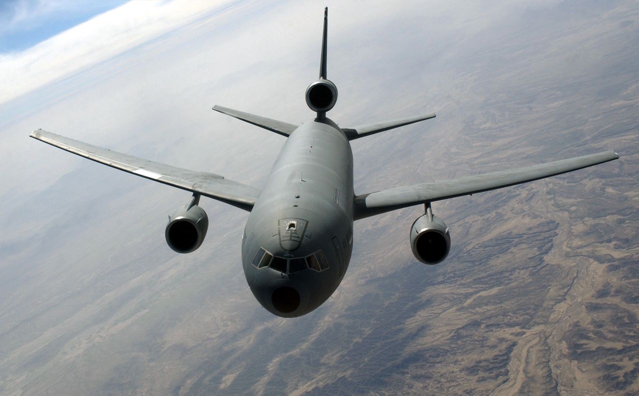 Flying tanker KC-10 Extender