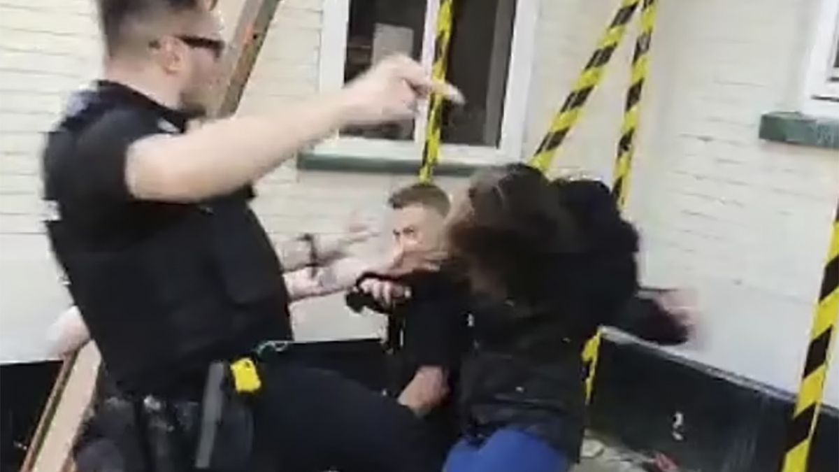 Policjant kopnął nastolatkę. Media obiegło nagranie