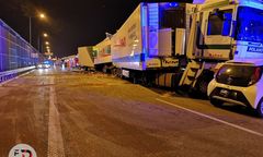 A2. Nocny wypadek na Konotopa w Warszawie. Cały czas gigantyczne korki