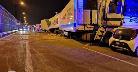 A2. Nocny wypadek na Konotopa w Warszawie. Cały czas gigantyczne korki
